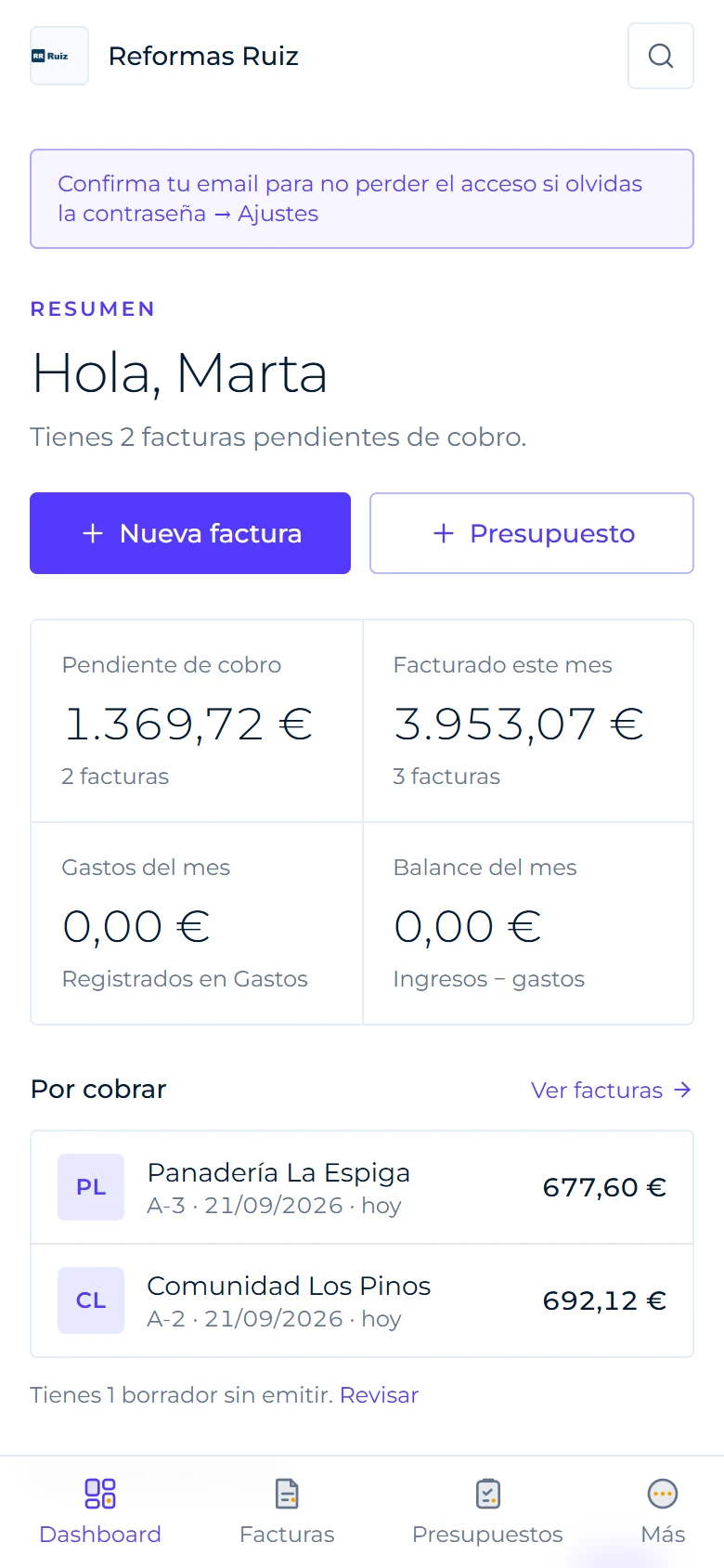 Panel de Lúcido en el móvil con facturas pendientes de cobro y resumen del mes