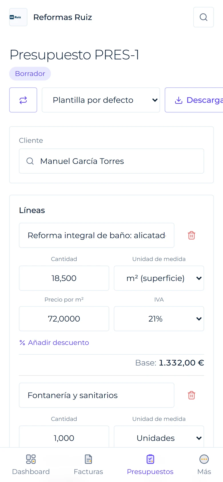 Presupuesto en borrador en el móvil con partidas, IVA y total